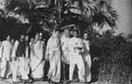 Gandhiji with Smt. Bela Mitra, niece of Netaji and wife of Haridas Mitra at Vijaynagar, Noakhali (presently in bangladesh) during the communal riots in there.jpg